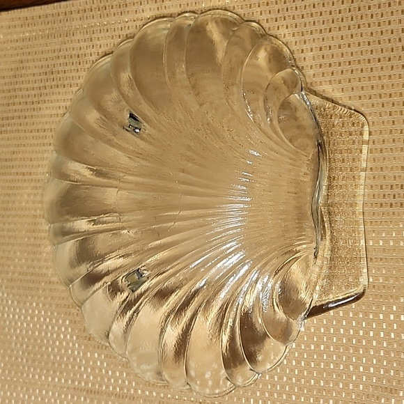 Seashell Shaped Clear Glass Bowl / Dish - Picture 2 of 8